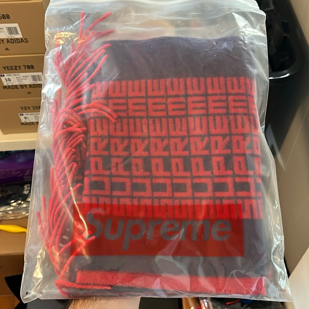 Supreme logo repeat scarf